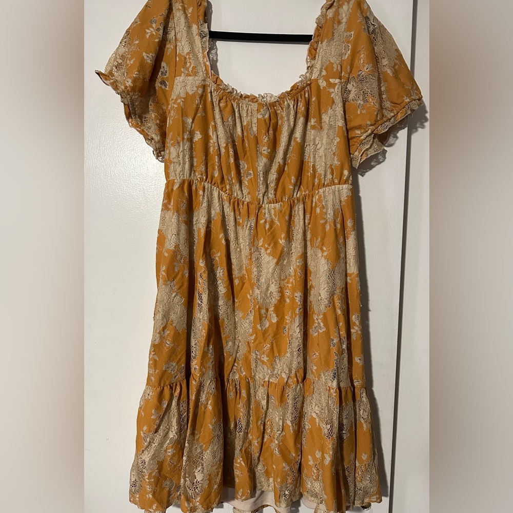 Should style dress, elastic scrunch waist, just to the knee.